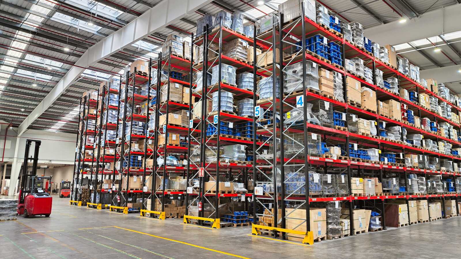 Imagen nave industrial con estanterías